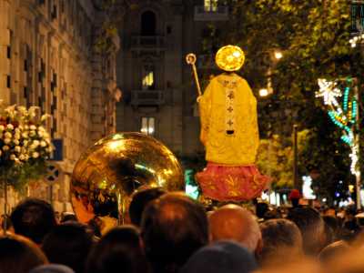 ...la statua rimane sulla �caravella� sino a sera, quando viene portata per l�ultima processione in Piazza del Ferrarese...